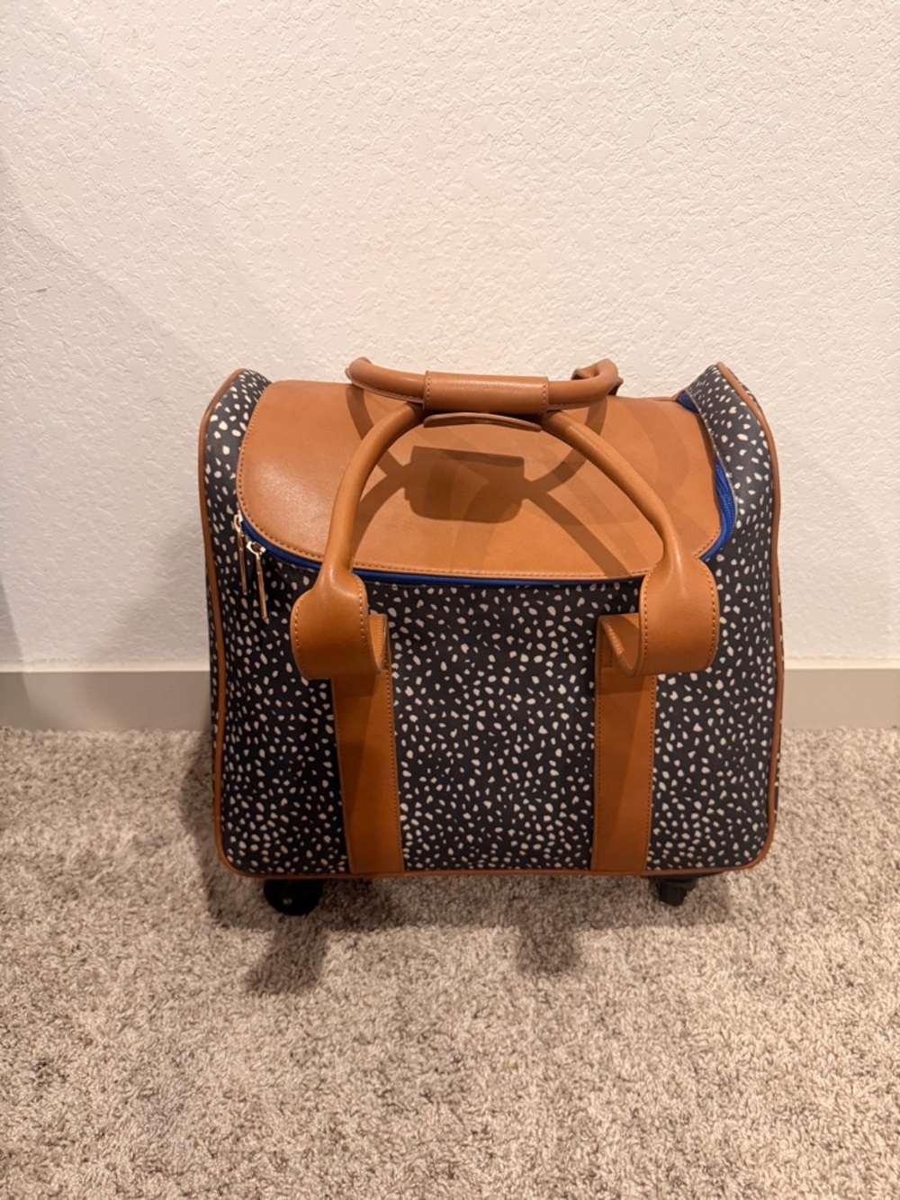 Hang Accessories Travel Rolling Bag in Navy Spot with Tan Trim - Picture 8 of 9